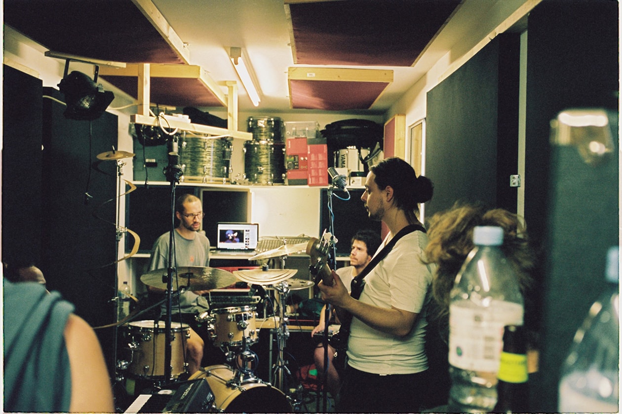 国やジャンルを超えて独自サウンドを探究する ゴースト・イン・ザ・テープス | On The Rise  Ghost In The Tapes | On The Rise インタビュー