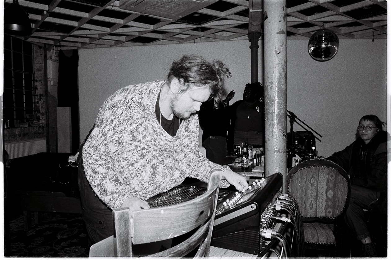 国やジャンルを超えて独自サウンドを探究する ゴースト・イン・ザ・テープス | On The Rise  Ghost In The Tapes | On The Rise インタビュー