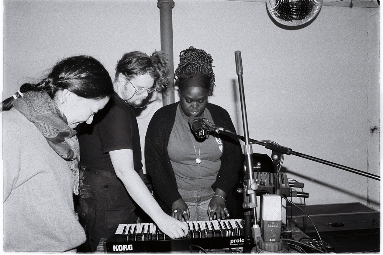 国やジャンルを超えて独自サウンドを探究する ゴースト・イン・ザ・テープス | On The Rise  Ghost In The Tapes | On The Rise インタビュー