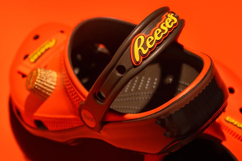 クロックスがハーシーズのチョコレートに着想したコラボモデル2型を発売 Hershey Crocs Classic Clog Release Date info store list buying guide photos price kiss bar reese's peanut butter cup