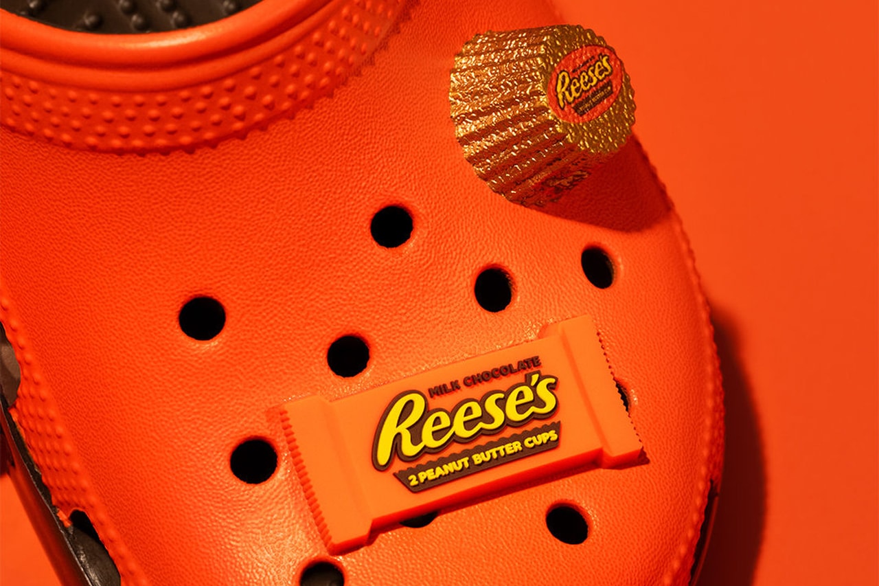 クロックスがハーシーズのチョコレートに着想したコラボモデル2型を発売 Hershey Crocs Classic Clog Release Date info store list buying guide photos price kiss bar reese's peanut butter cup