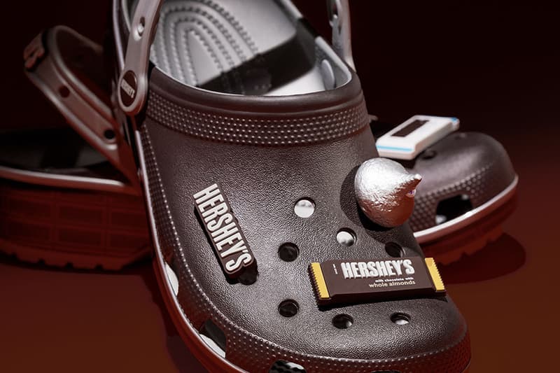 クロックスがハーシーズのチョコレートに着想したコラボモデル2型を発売 Hershey Crocs Classic Clog Release Date info store list buying guide photos price kiss bar reese's peanut butter cup