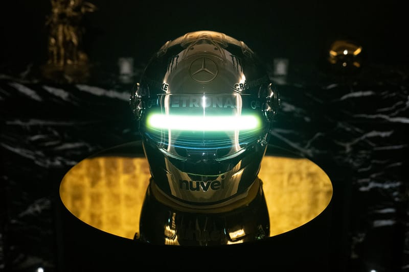 ルイス・ハミルトンが空山基とコラボレーションしたヘルメットで F1 日本グランプリに参戦