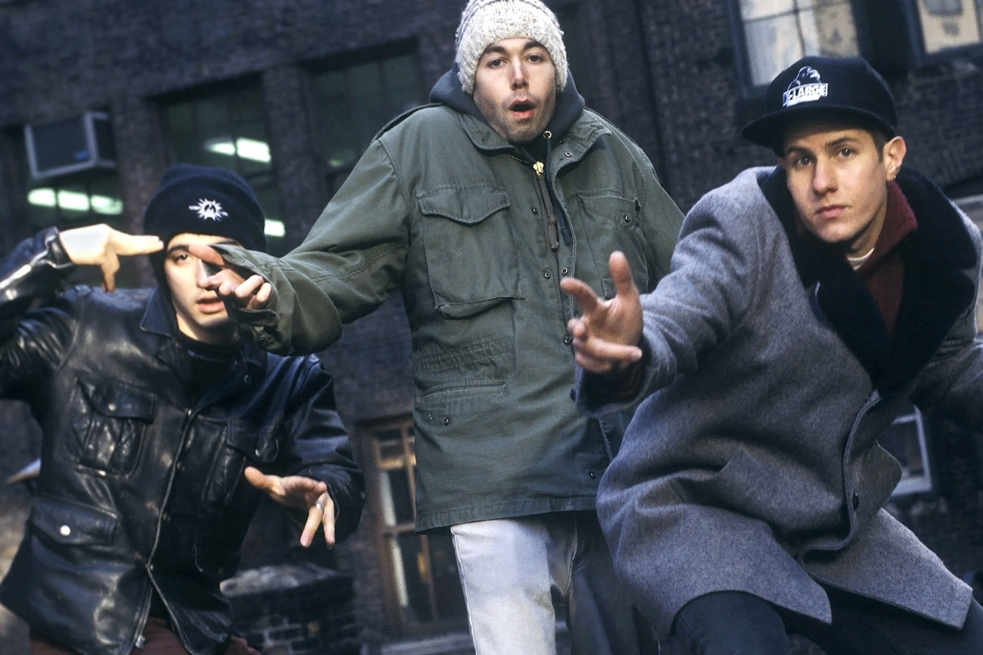 ビースティ・ボーイズのアルバムカバーで知られる交差点が“ビースティ・ボーイズ・スクエア”に改名 New York City Council Approves Ludlow Rivington Beastie Boys Square renaming