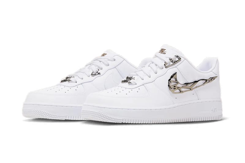 Nike からシルバーアクセサリーのようなスウッシュが目を惹く新作 Air Force 1 が登場