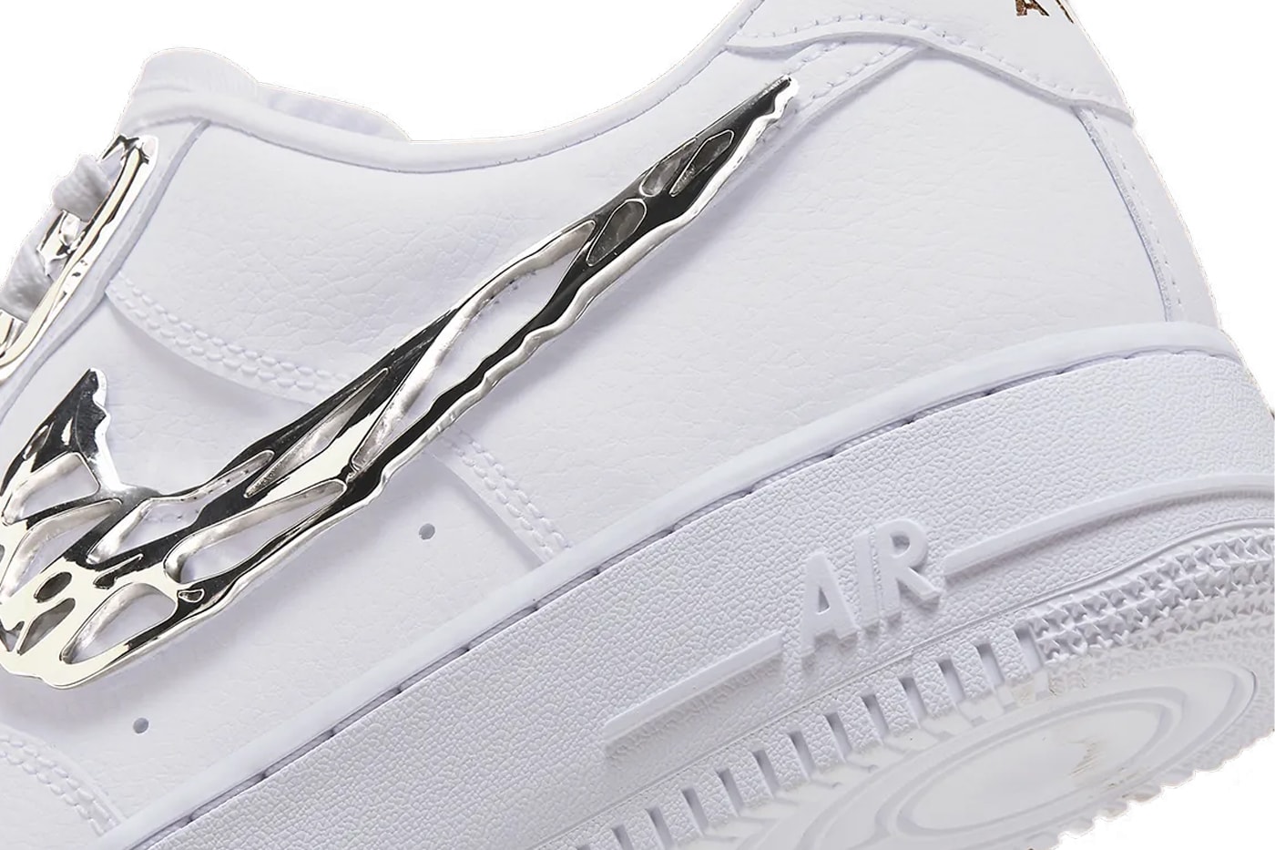 ナイキからシルバーアクセサリーのようなスウッシュが目を惹く新作エアフォース1が登場 Nike Air Force 1 "Molten Metal" Is Adorned in Silver Details Release Info silver buckles swoosh