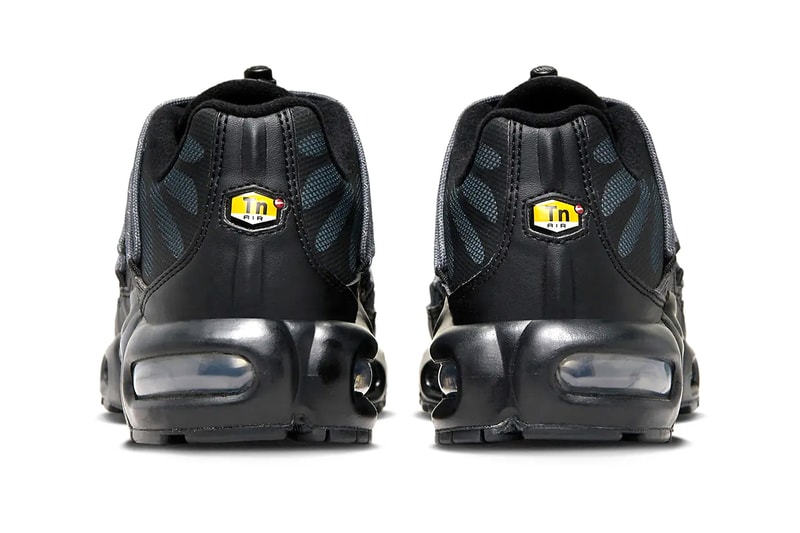 ナイキ エア マックス プラスからトグルレースを備えた新作 ブラック/メタリックシルバーが登場 Nike Air Max Plus Toggle Laces "Black/Metallic Silver" FZ2770-001 nike technical sneakers everyday swoosh