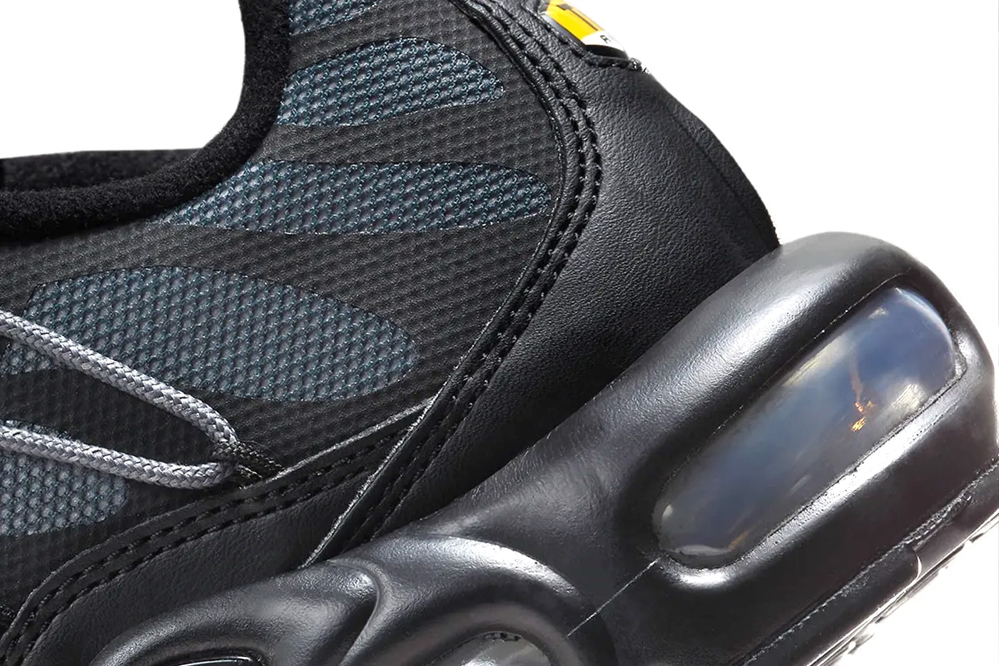 ナイキ エア マックス プラスからトグルレースを備えた新作 ブラック/メタリックシルバーが登場 Nike Air Max Plus Toggle Laces "Black/Metallic Silver" FZ2770-001 nike technical sneakers everyday swoosh