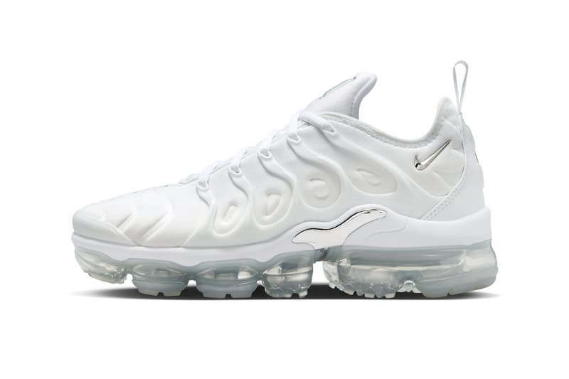 ナイキエアベイパーマックスプラスからシルバーのパーツが輝く新作 ホワイトクロームが登場 Official Look at the Nike Air VaporMax Plus "White Chrome" FQ8895-100 winter holiday 2023 air max triple white sole unit footwear sneaker