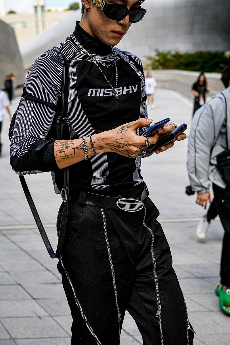 ストリートスタイル：ソウル・ファッションウィーク・メンズ 2024年春夏 Seoul Fashion Week SS24 Street Style Spring summer 2024 menswear street style casual wear t-shirts oversized pants denim wear new jeans