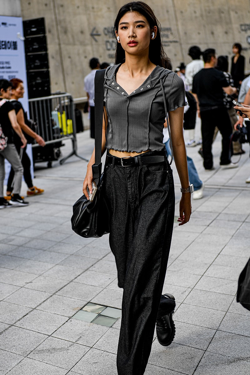 ストリートスタイル：ソウル・ファッションウィーク・メンズ 2024年春夏 Seoul Fashion Week SS24 Street Style Spring summer 2024 menswear street style casual wear t-shirts oversized pants denim wear new jeans