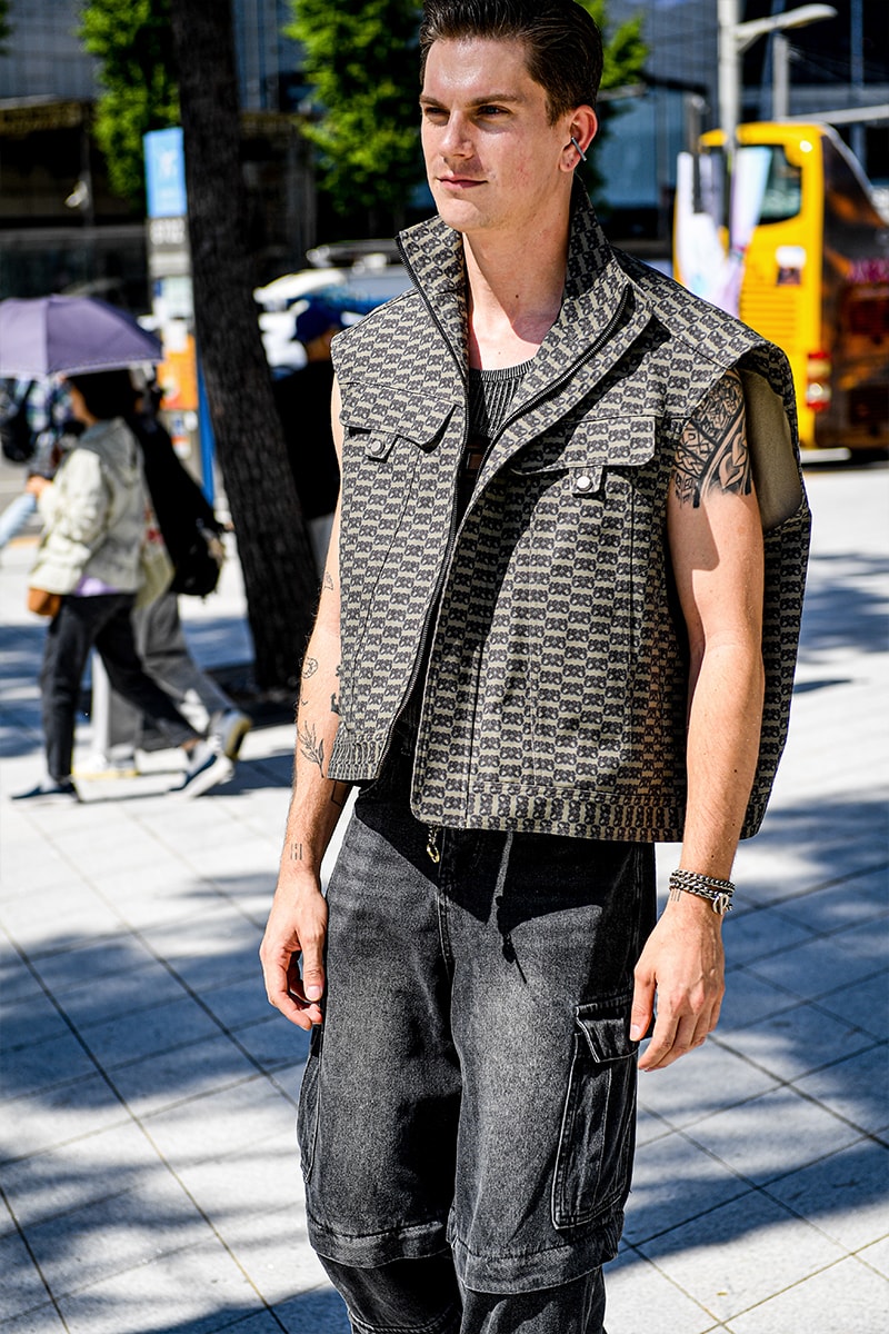 ストリートスタイル：ソウル・ファッションウィーク・メンズ 2024年春夏 Seoul Fashion Week SS24 Street Style Spring summer 2024 menswear street style casual wear t-shirts oversized pants denim wear new jeans