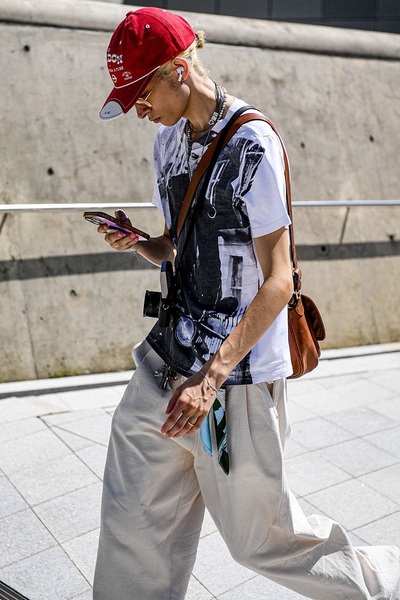 ストリートスタイル：ソウル・ファッションウィーク・メンズ 2024年春夏 Seoul Fashion Week SS24 Street Style Spring summer 2024 menswear street style casual wear t-shirts oversized pants denim wear new jeans