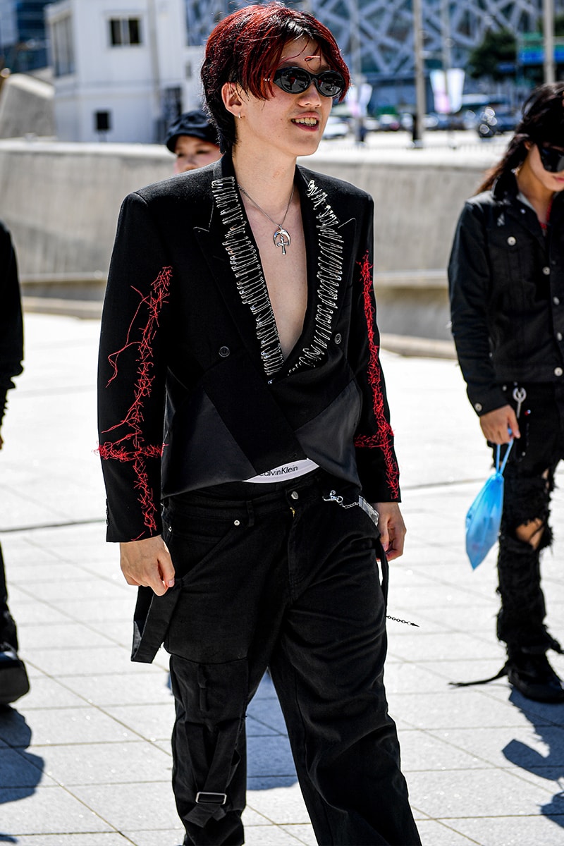 ストリートスタイル：ソウル・ファッションウィーク・メンズ 2024年春夏 Seoul Fashion Week SS24 Street Style Spring summer 2024 menswear street style casual wear t-shirts oversized pants denim wear new jeans