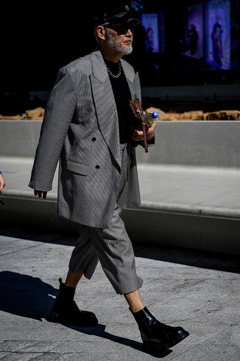 ストリートスタイル：ソウル・ファッションウィーク・メンズ 2024年春夏 Seoul Fashion Week SS24 Street Style Spring summer 2024 menswear street style casual wear t-shirts oversized pants denim wear new jeans