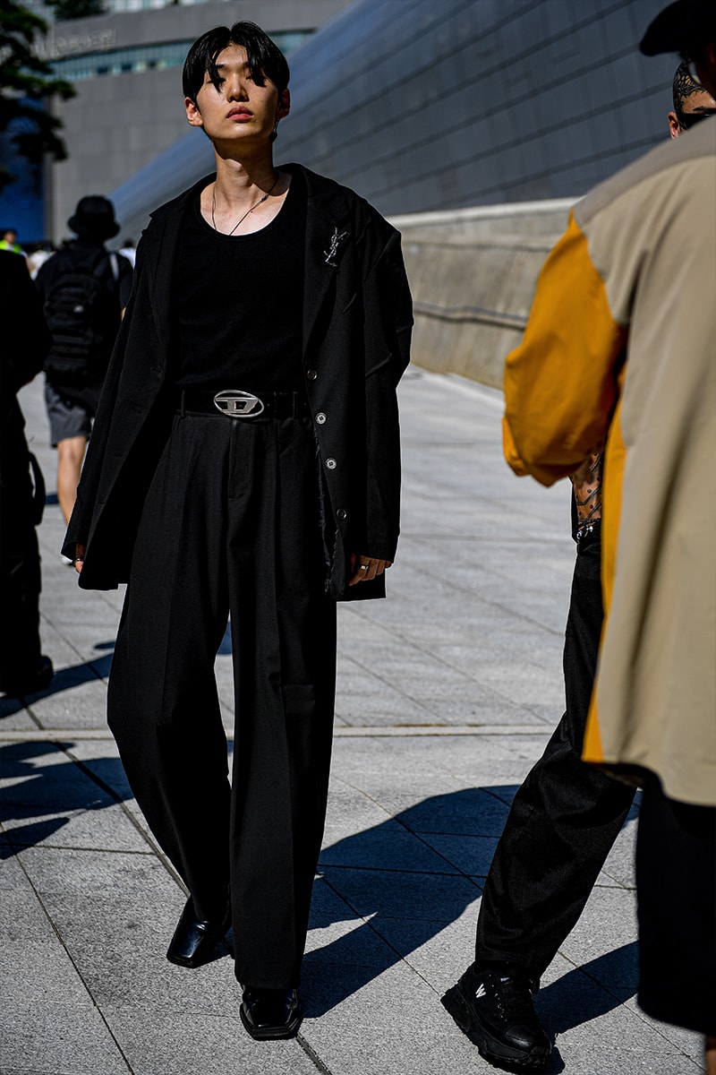 ストリートスタイル：ソウル・ファッションウィーク・メンズ 2024年春夏 Seoul Fashion Week SS24 Street Style Spring summer 2024 menswear street style casual wear t-shirts oversized pants denim wear new jeans