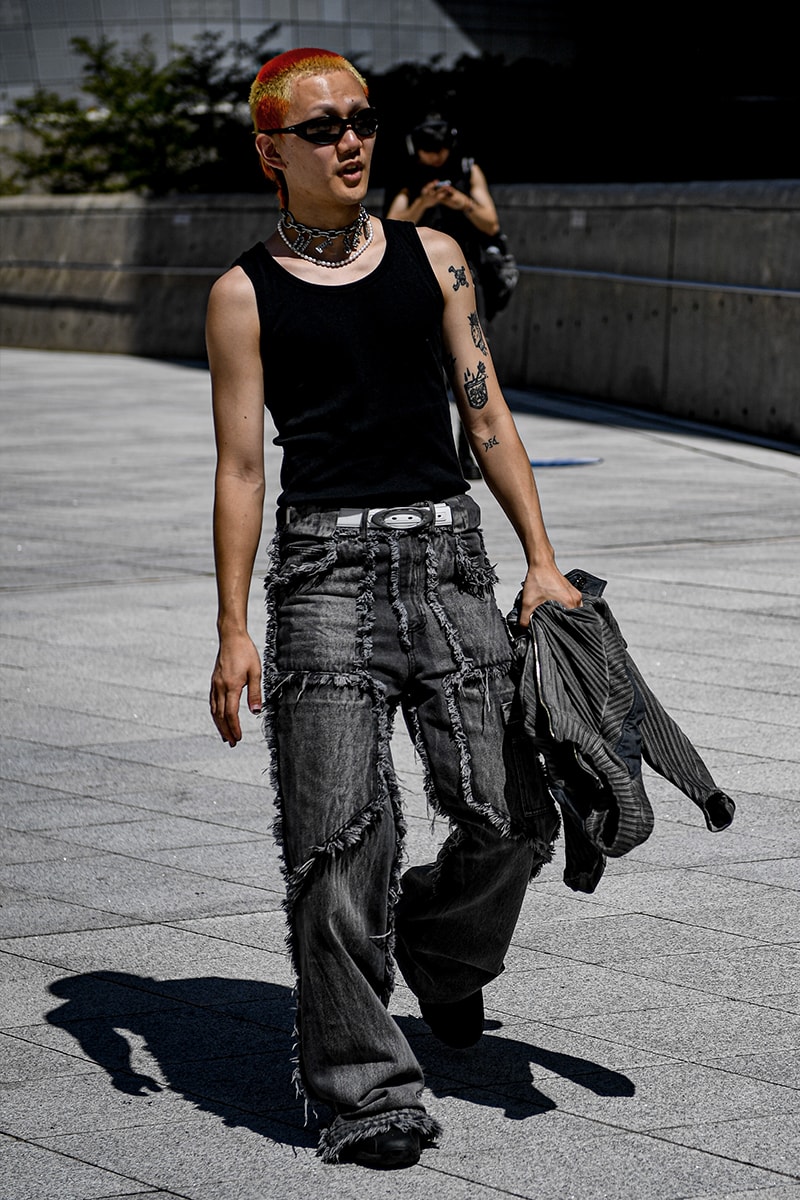 ストリートスタイル：ソウル・ファッションウィーク・メンズ 2024年春夏 Seoul Fashion Week SS24 Street Style Spring summer 2024 menswear street style casual wear t-shirts oversized pants denim wear new jeans