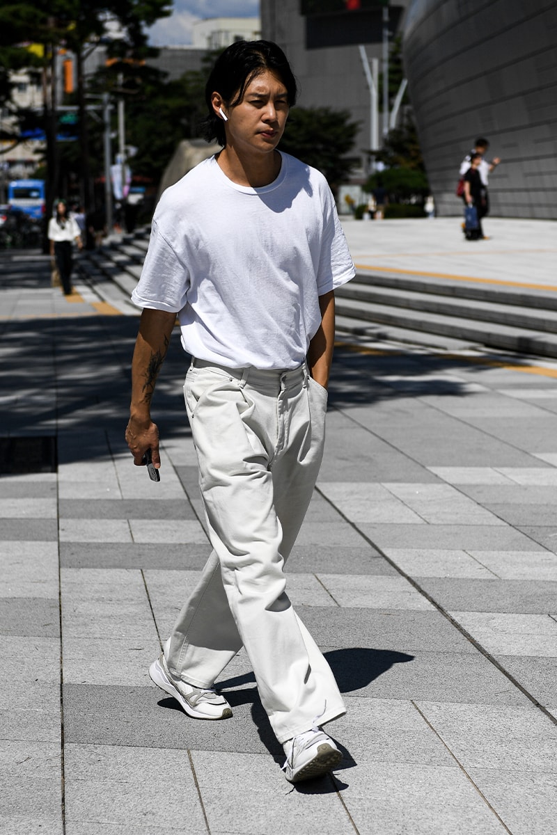 ストリートスタイル：ソウル・ファッションウィーク・メンズ 2024年春夏 Seoul Fashion Week SS24 Street Style Spring summer 2024 menswear street style casual wear t-shirts oversized pants denim wear new jeans