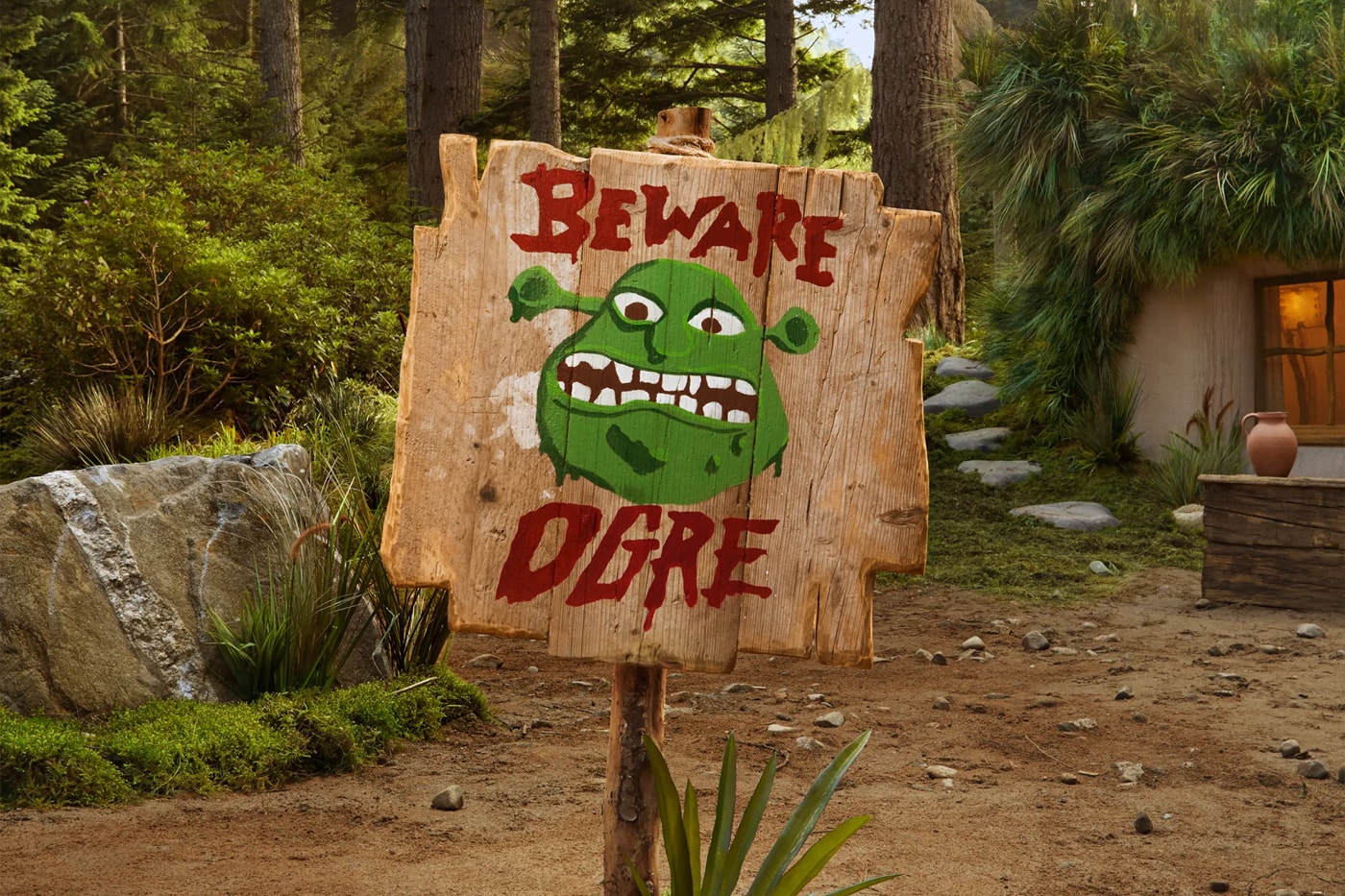 映画『シュレック』に登場する沼地の家がエアービーアンドビーで宿泊可能に You Can Now Spend a Night in Shrek's Swamp on Airbnb donkey ogre dreamworks animations halloween fairytale stay scotland