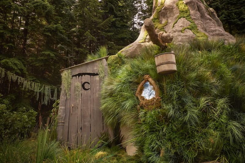 映画『シュレック』に登場する沼地の家がエアービーアンドビーで宿泊可能に You Can Now Spend a Night in Shrek's Swamp on Airbnb donkey ogre dreamworks animations halloween fairytale stay scotland