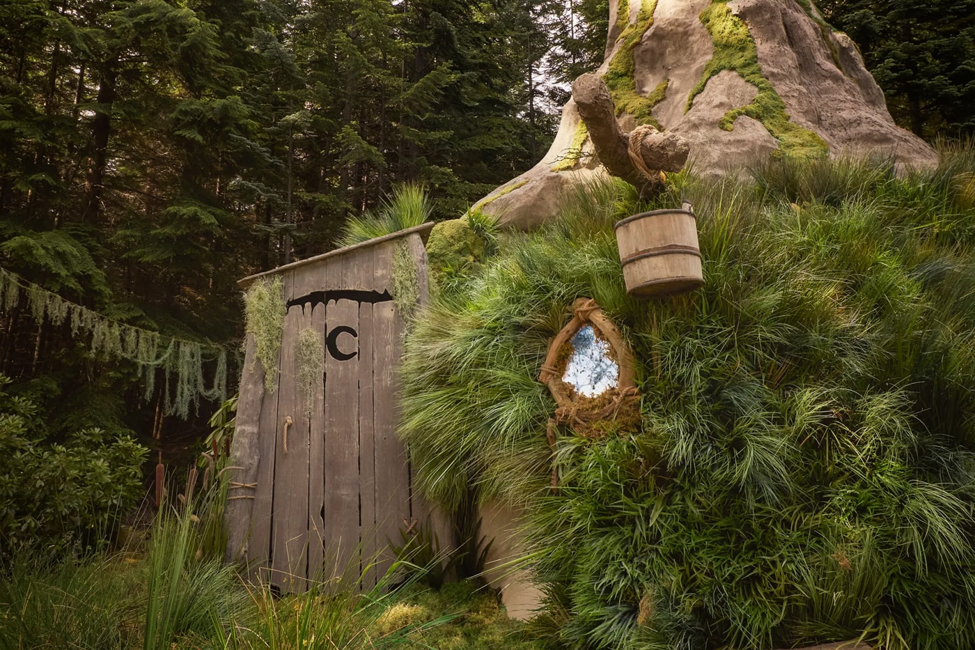 映画『シュレック』に登場する沼地の家がエアービーアンドビーで宿泊可能に You Can Now Spend a Night in Shrek's Swamp on Airbnb donkey ogre dreamworks animations halloween fairytale stay scotland
