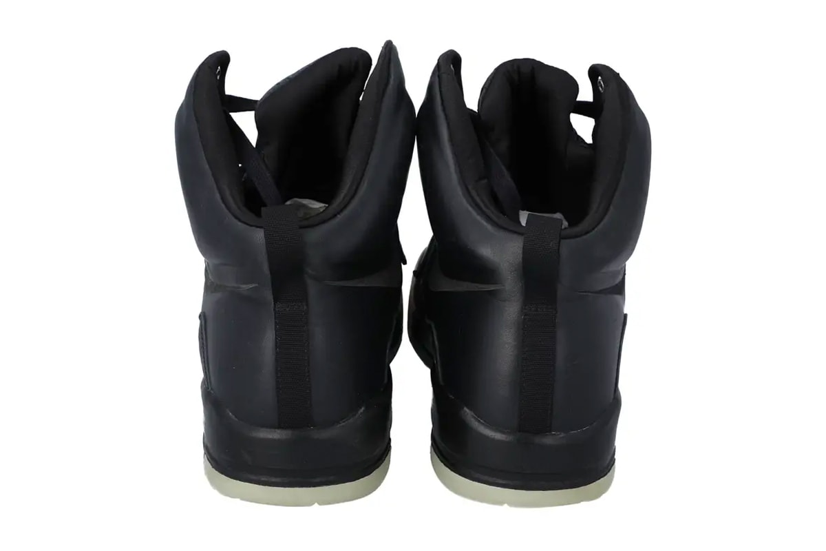 2021年にスニーカー史上最高額を記録したナイキ エア イージー 1 が当時の約1割の価格で落札 Ye's Nike Air Yeezy "Grammy" Sample Sells for 90% Off kanye west sotheby's sneaker high top performance shoe