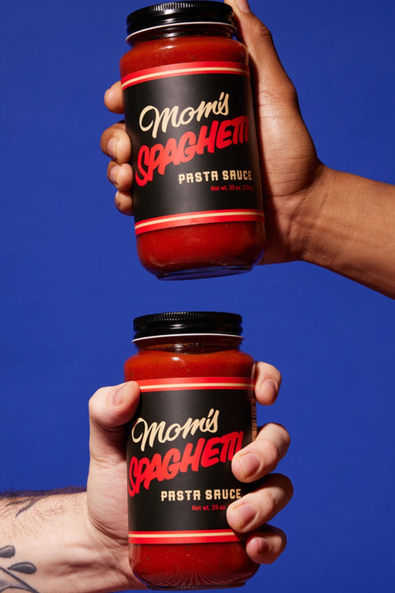 エミネムの Mom’s Spaghetti が全国に配送可能な瓶詰めパスタソースを発売 Eminem's "Mom's Spaghetti" Sauce Is Shipping Nationwide lose yourself lyrics detroit michigan pasta sold price retail shop 8 mile restaurant meatballs sghetti d noodles food beverage