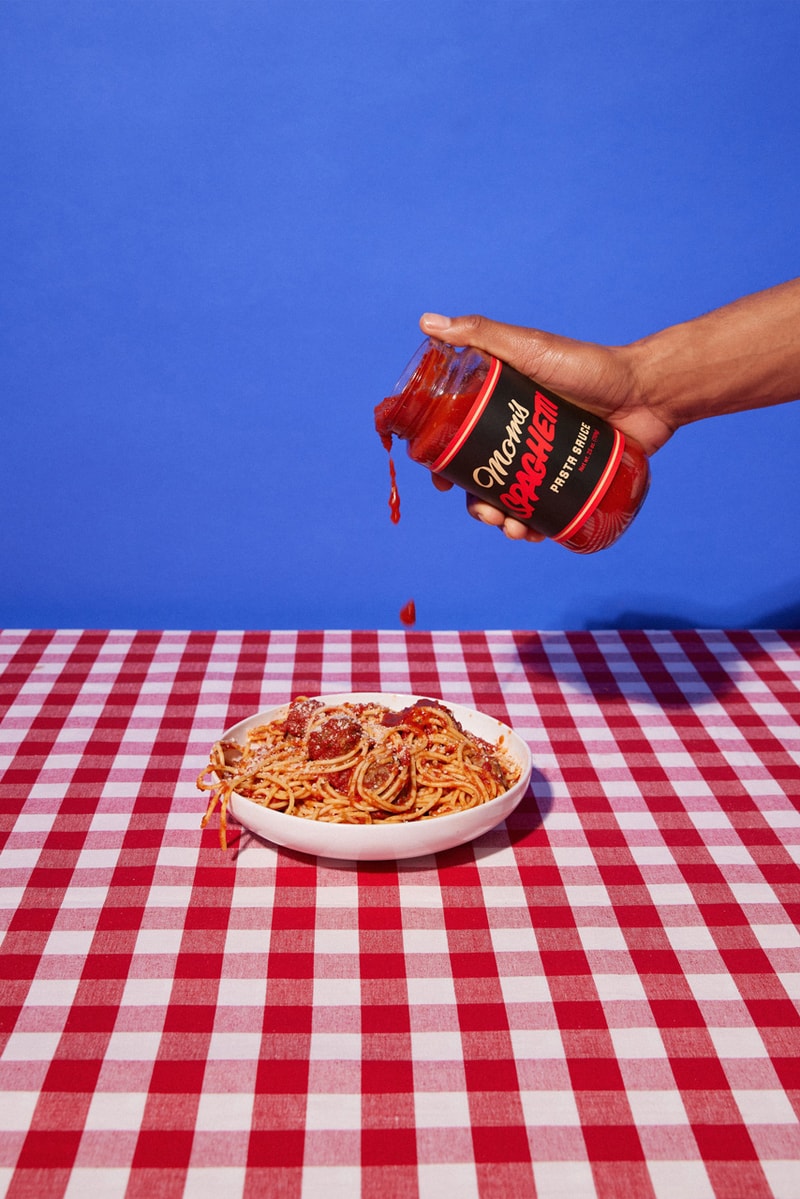 エミネムの Mom’s Spaghetti が全国に配送可能な瓶詰めパスタソースを発売 Eminem's "Mom's Spaghetti" Sauce Is Shipping Nationwide lose yourself lyrics detroit michigan pasta sold price retail shop 8 mile restaurant meatballs sghetti d noodles food beverage