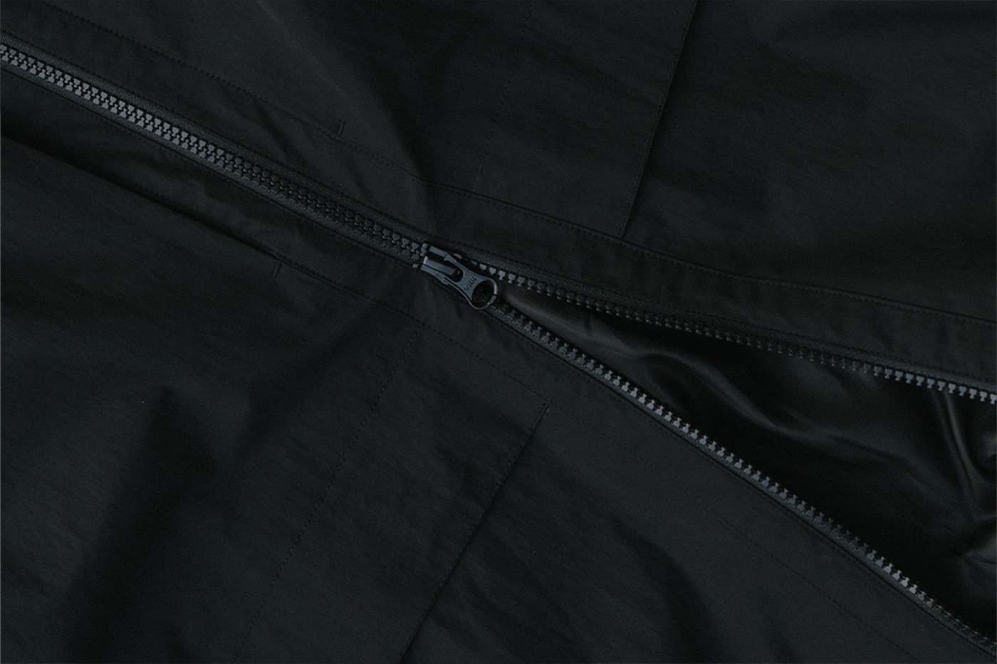 ハイプビーストの手掛けるオリジナルアパレルライン ハイプビースト グッズ アンド サービスから新作カプセルコレクションが到着 Hypebeast Goods and Services Drop 2 Minimalist Capsule Collection Track Pants Jacket Tech Shirt Black