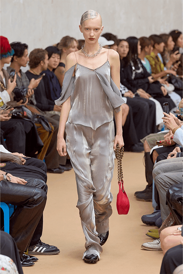 キコ・コスタディノフ 2024年春夏ウィメンズコレクション Kiko Kostadinov Spring Summer 2024 Paris Fashion Week womenswear runway interview Laura Deanna Fanning