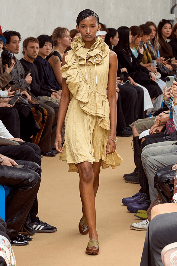 キコ・コスタディノフ 2024年春夏ウィメンズコレクション Kiko Kostadinov Spring Summer 2024 Paris Fashion Week womenswear runway interview Laura Deanna Fanning