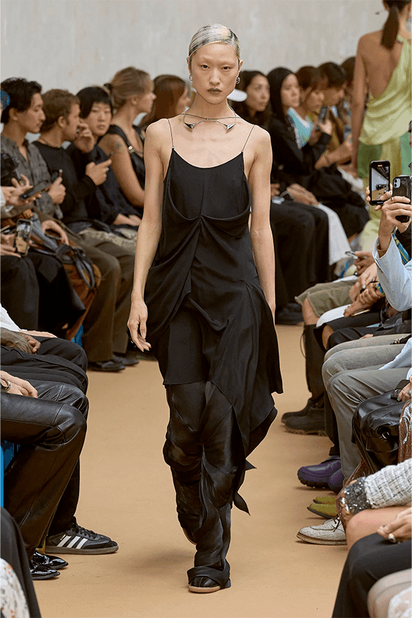 キコ・コスタディノフ 2024年春夏ウィメンズコレクション Kiko Kostadinov Spring Summer 2024 Paris Fashion Week womenswear runway interview Laura Deanna Fanning