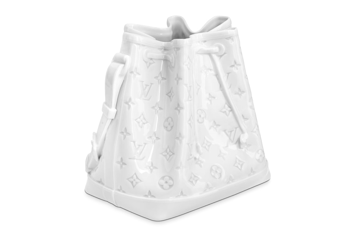 ルイヴィトンがノエBBをそのまま固めたかのような磁器製のフラワーベースを発売 This Porcelain Louis Vuitton Bag Vase Is More Expensive Than the Real Leather Accessory Itself purse porcelain vase noe bb GI0597