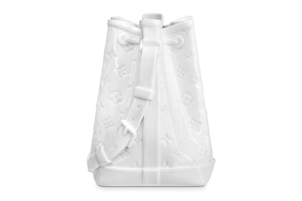 ルイヴィトンがノエBBをそのまま固めたかのような磁器製のフラワーベースを発売 This Porcelain Louis Vuitton Bag Vase Is More Expensive Than the Real Leather Accessory Itself purse porcelain vase noe bb GI0597