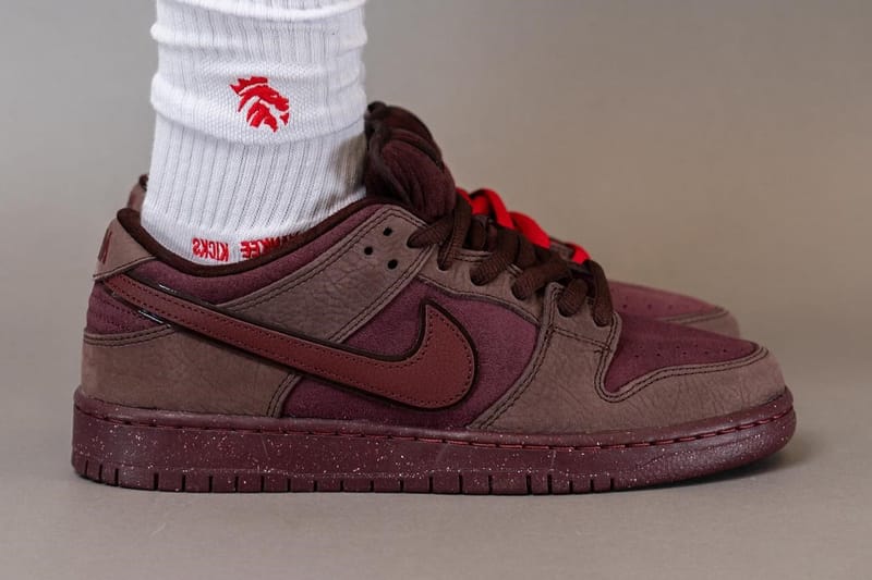 Nike SB から“運命の赤い糸”をモチーフとした Dunk Low “Valentine’s Day” が登場