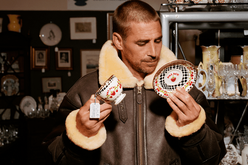 パレス スケートボードが英発のテーブルウェアブランド ウェッジウッドとのコラボを発表 palace skateboards wedgwood tea set cup saucer plate teapot skate deck strawberry blue white official release date info photos price store list buying guide