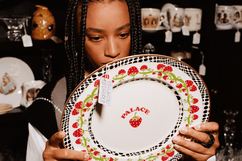 パレス スケートボードが英発のテーブルウェアブランド ウェッジウッドとのコラボを発表 palace skateboards wedgwood tea set cup saucer plate teapot skate deck strawberry blue white official release date info photos price store list buying guide