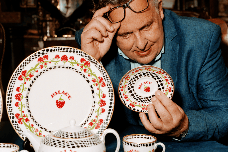 パレス スケートボードが英発のテーブルウェアブランド ウェッジウッドとのコラボを発表 palace skateboards wedgwood tea set cup saucer plate teapot skate deck strawberry blue white official release date info photos price store list buying guide