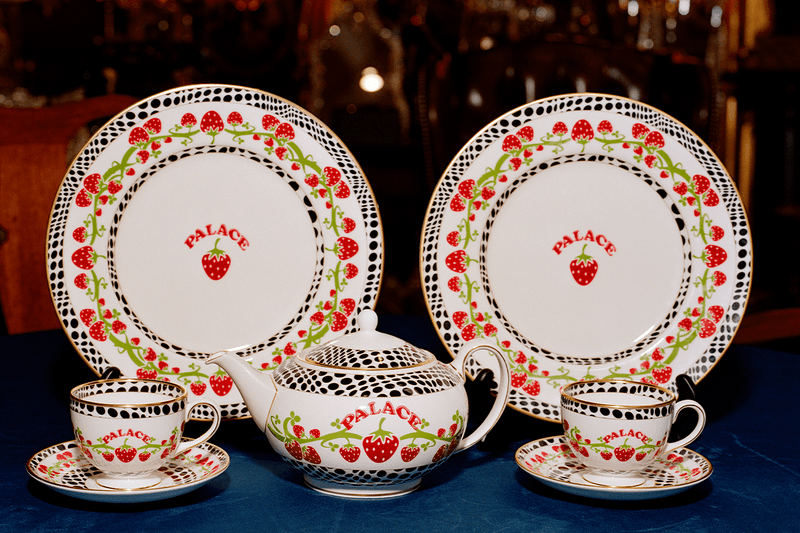 パレス スケートボードが英発のテーブルウェアブランド ウェッジウッドとのコラボを発表 palace skateboards wedgwood tea set cup saucer plate teapot skate deck strawberry blue white official release date info photos price store list buying guide