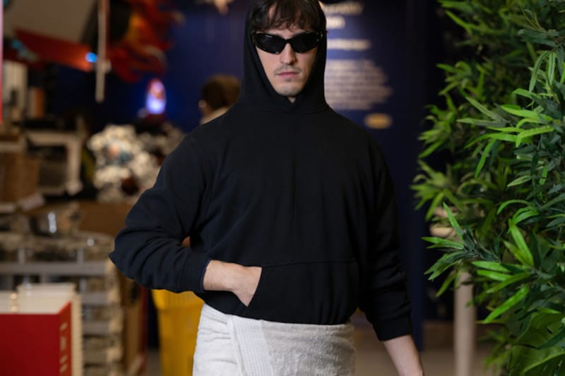 IKEA が自社のバスタオルで Balenciaga のタオルスカートルックを再現