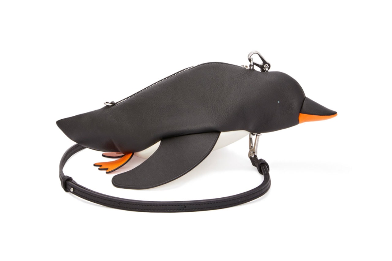ロエベが約19万円のユニークなペンギンバッグを発売 LOEWE Takes to the Tundra With New Penguin Bag Fashion