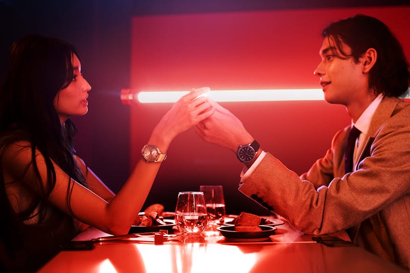 “夜”のドレスシーンでは CODE 11.59 バイ オーデマ ピゲが本領を発揮