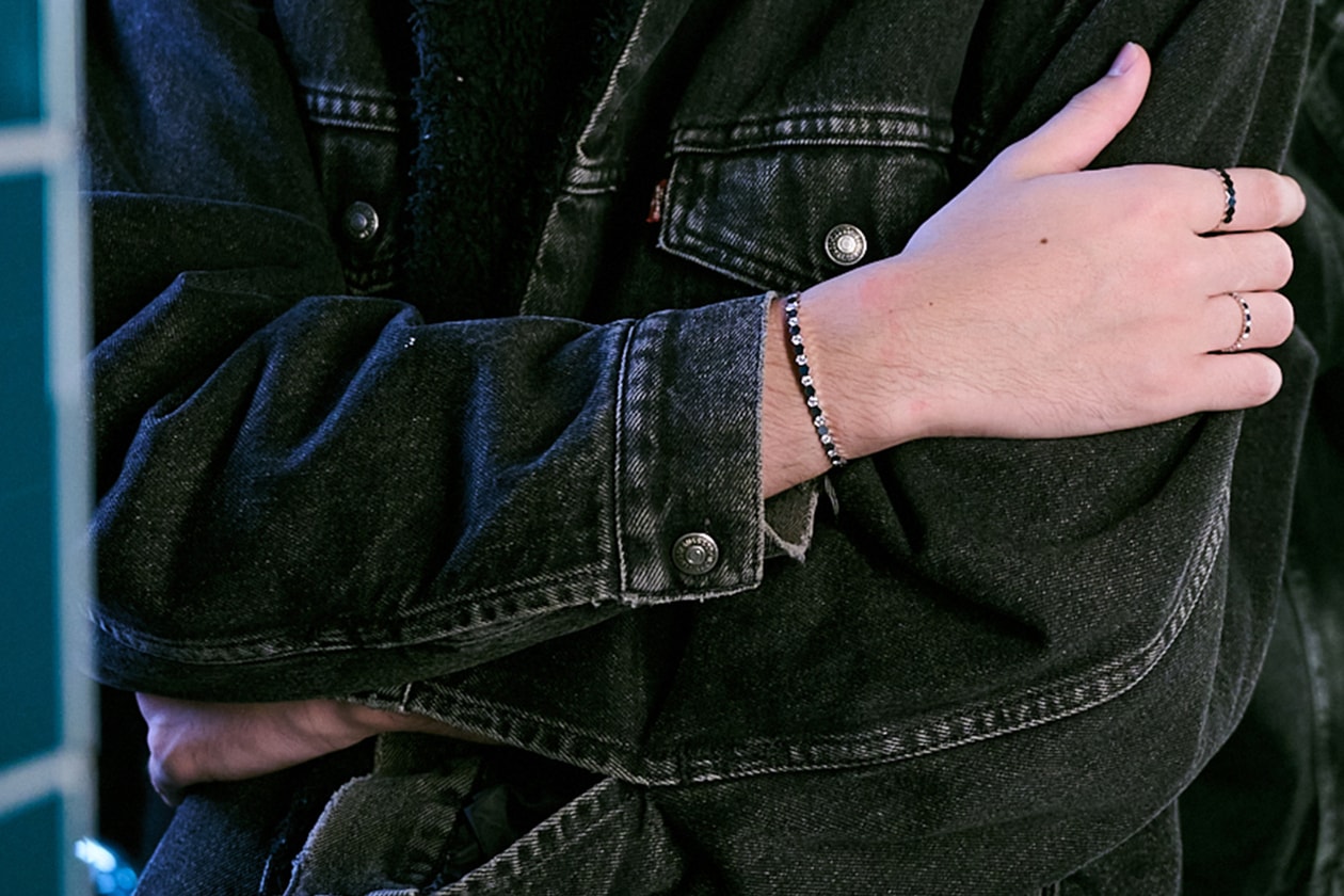 ジュエリーとストリートの素敵な関係、黒デニムにはホワイドゴールドを white gold chaumet beemylove street