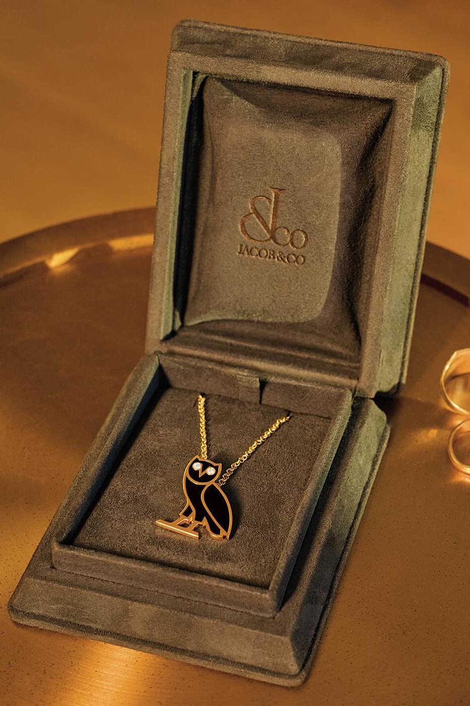 ドレイク手掛けるOVOとジェイコブアンドカンパニーがコラボネックレスを発売 Drake's OVO Teams up With Jacob & Co. for Owl Pendant Necklace 14k gold sterling silver diamonds
