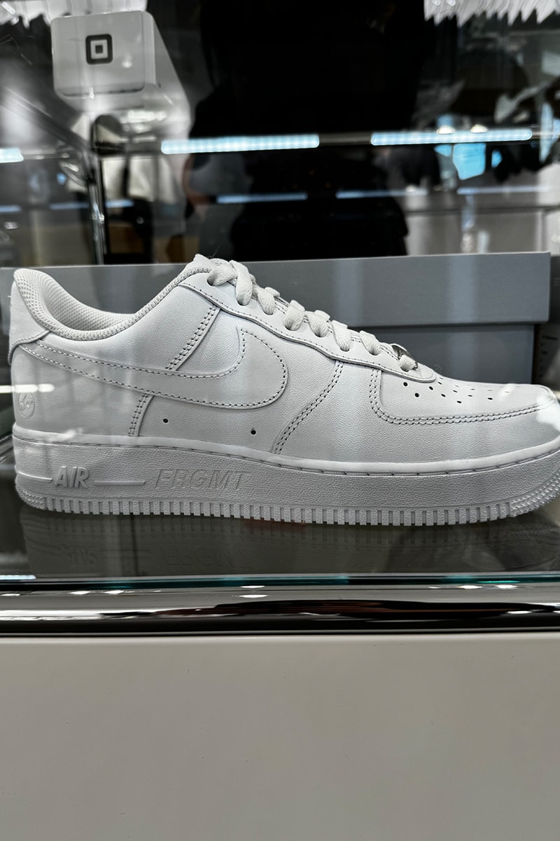fragment design カスタムの Nike Air Force 1 がゲリラ発売