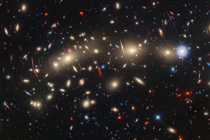 ナサがクリスマスツリーのイルミネーションのように輝く銀河団の画像を公開 nasa galaxy cluster shining like Christmas tree lights