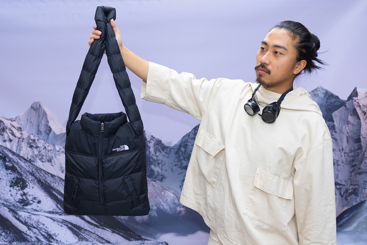 某アウトドアメーカーのダウンを彷彿とさせるユニークなパファーバッグが登場 Nik Bentel the puffer bag New York Fashion Staple black jacket coat satchel shoulder purse launch drop limited edition run artist designer