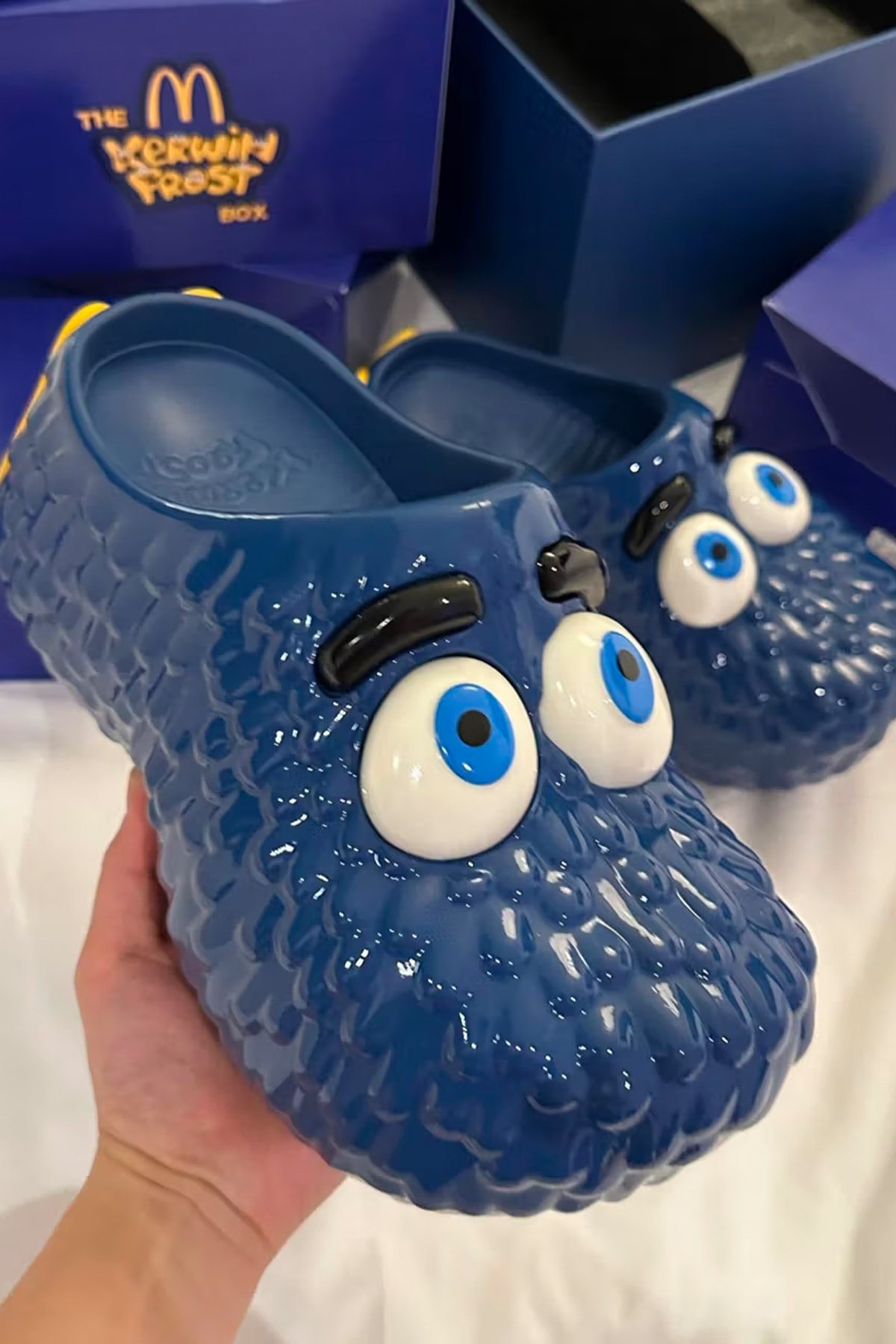 カーウィン・フロストと『マクドナルド』よりフライガイをイメージしたクロッグサンダルが登場　kerwin frost mcdonalds fry guy clogs shoes blue collaboration official release date info photos price store list buying guide