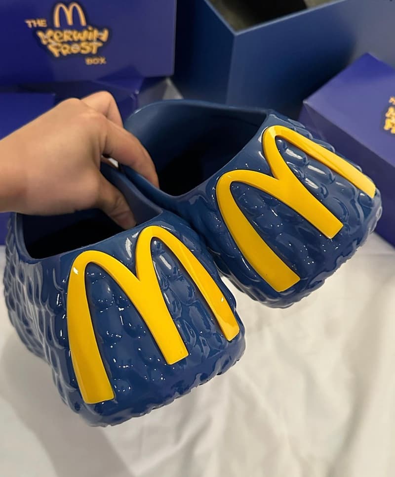 カーウィン・フロストと『マクドナルド』よりフライガイをイメージしたクロッグサンダルが登場　kerwin frost mcdonalds fry guy clogs shoes blue collaboration official release date info photos price store list buying guide