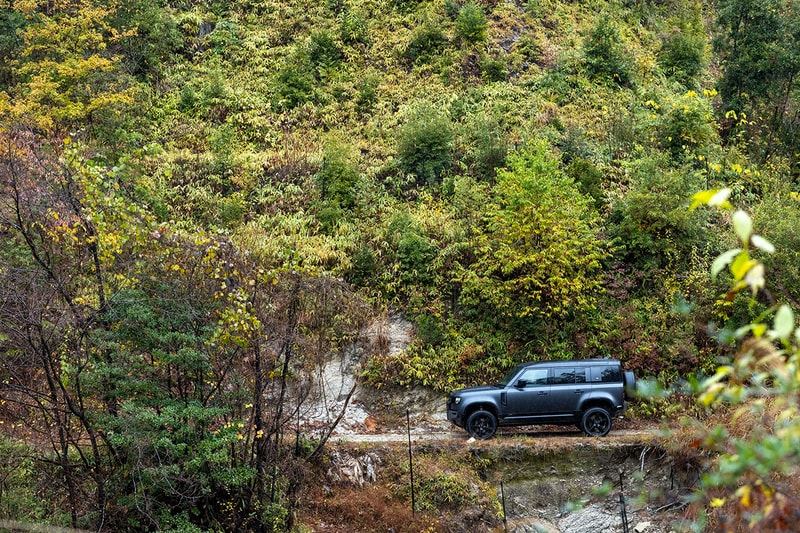 DEFENDER V8 モデルは熊の皮を被ったインテリな狼だ Landrover testdrive